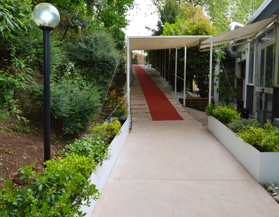 Betonboden im Freien Gartenterrasse See