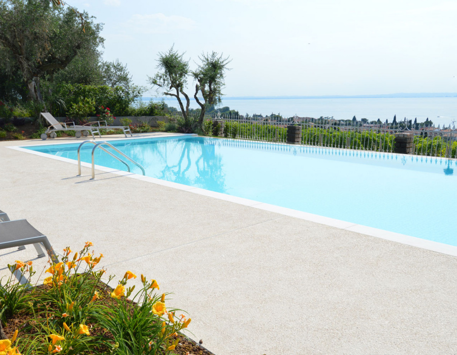 ItalianTerrazzo®, pavimento ghiaino lavato colore duna. Residence privato, Bardolino (VR)