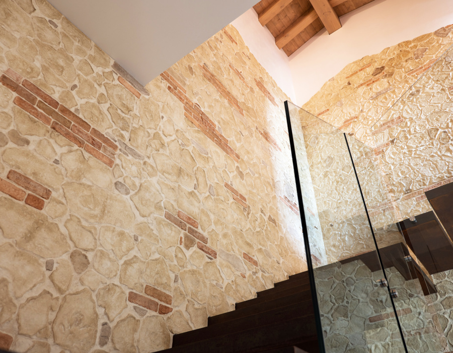 Plam Stone, rivestimento intonaco stampato finitura brick, giallo tufo e brown, stampo Pietra Vecchia + Montana. Villa privata, Maser (TV)