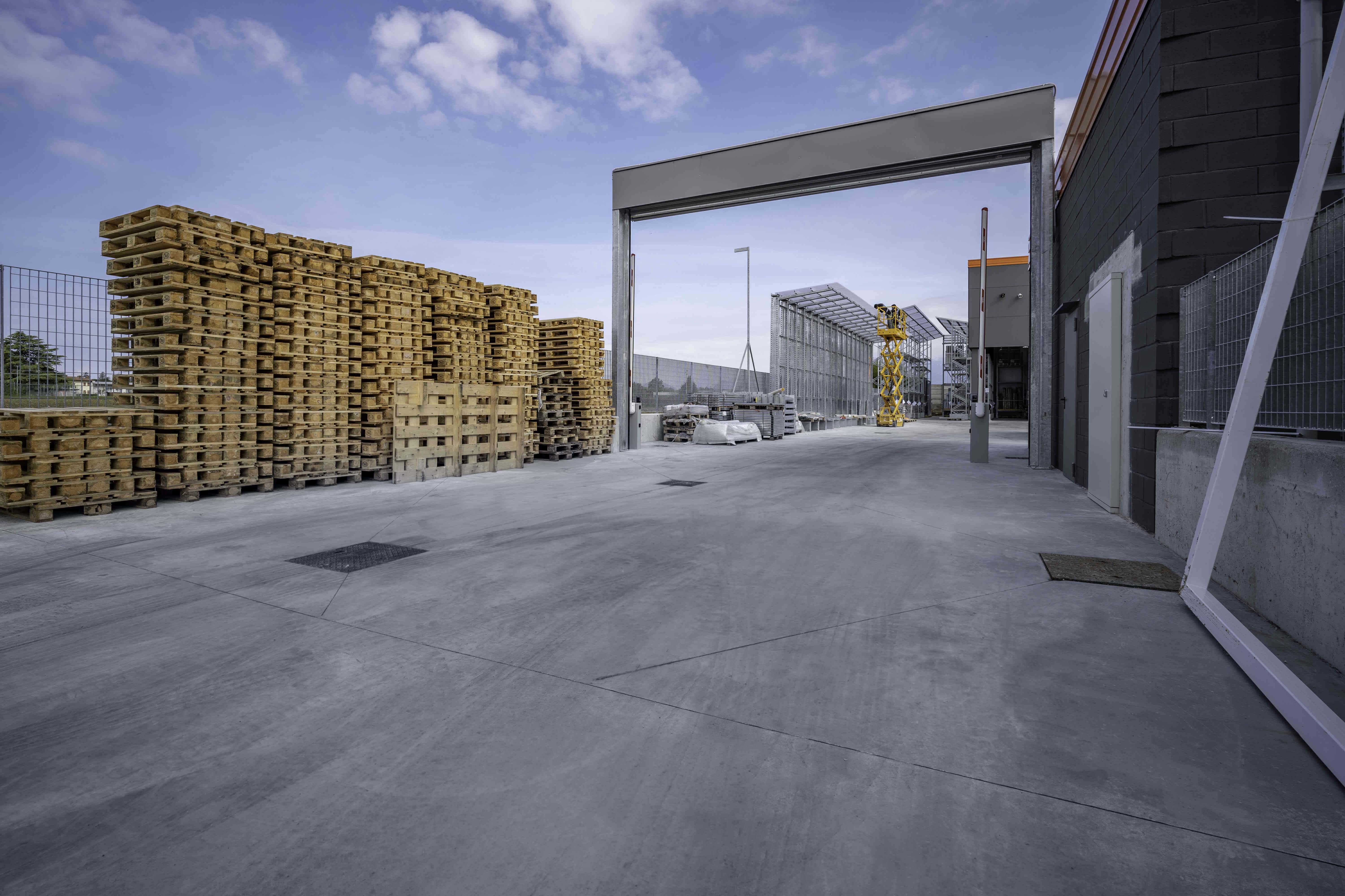 Pavilux®, pavimento industriale, colore cemento. Bricoman, Reana del Rojale (UD). Progetto: arch. Pietro Ciani