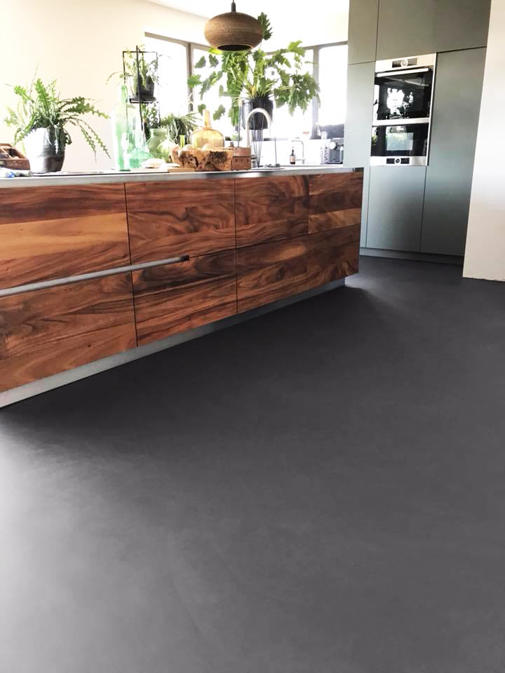 Microverlay®, pavimento cemento resina basso spessore finitura carbon black. Villa privata, Paesi Bassi