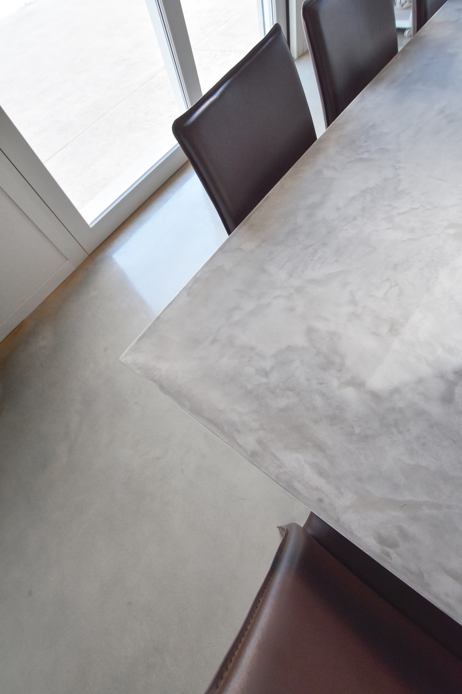 Microverlay®, rivestimento cemento resina basso spessore finitura turtledove. Villa privata, Torre di Mosto (VE)