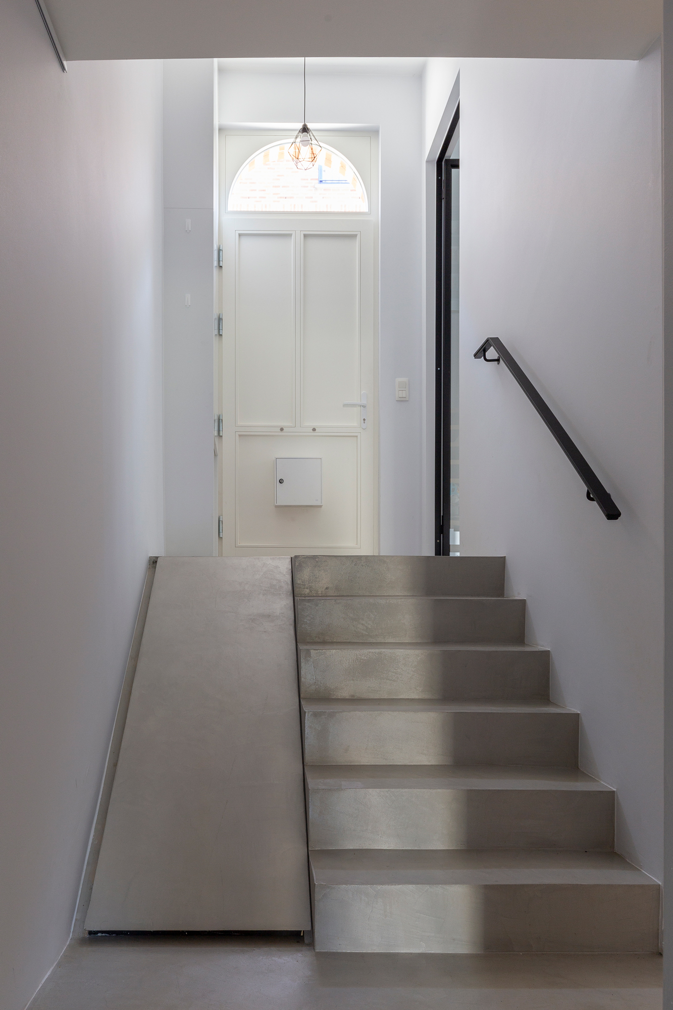 Microverlay®, rivestimento cemento resina basso spessore finitura taupe. Villa privata. Bruxelles (Belgio). Progetto: AC Plus Architecture