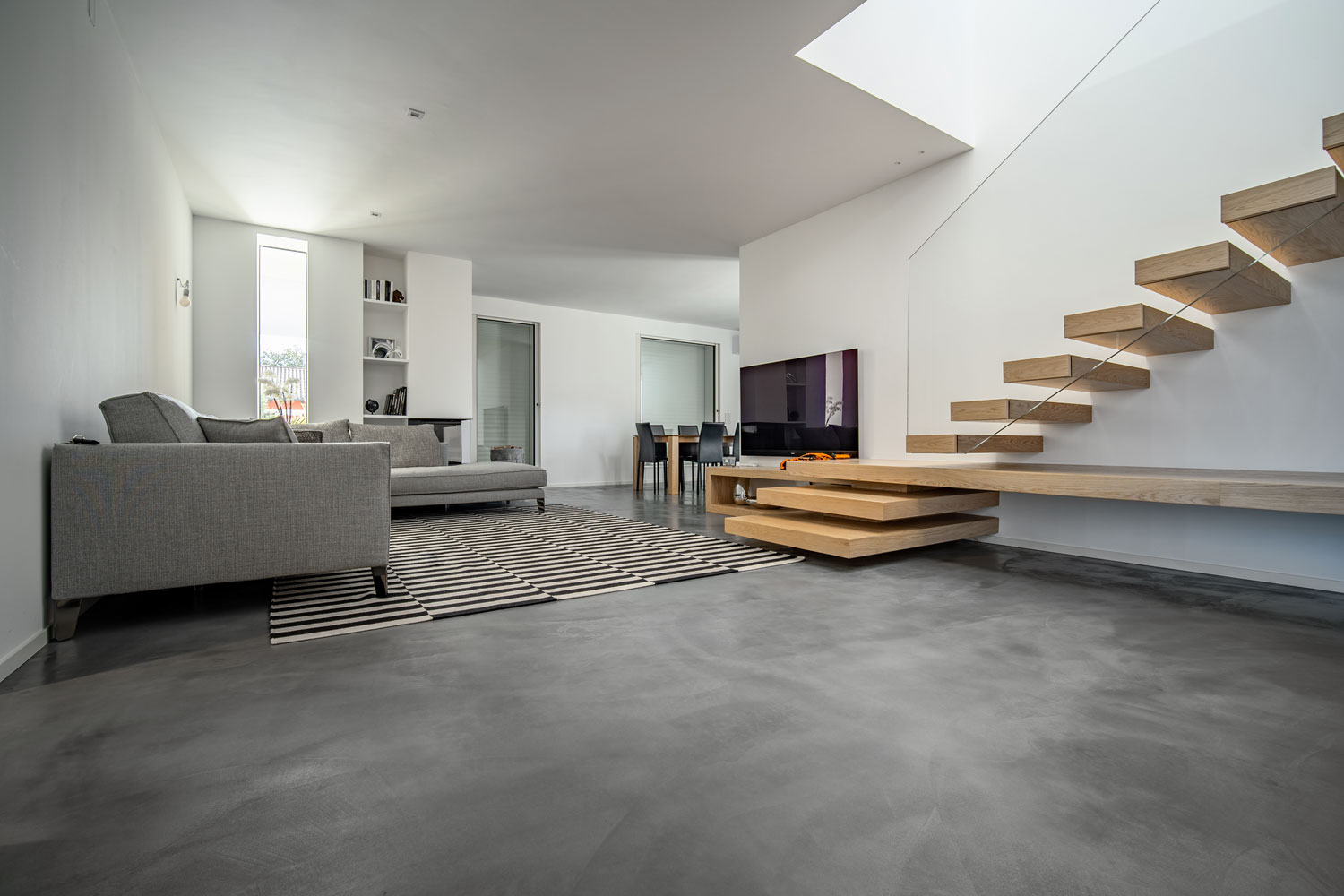 Microverlay®, pavimento cemento resina basso spessore finitura carbon black. Appartamento, Loreggia (PD). Progetto: Studio Stocco Architetti