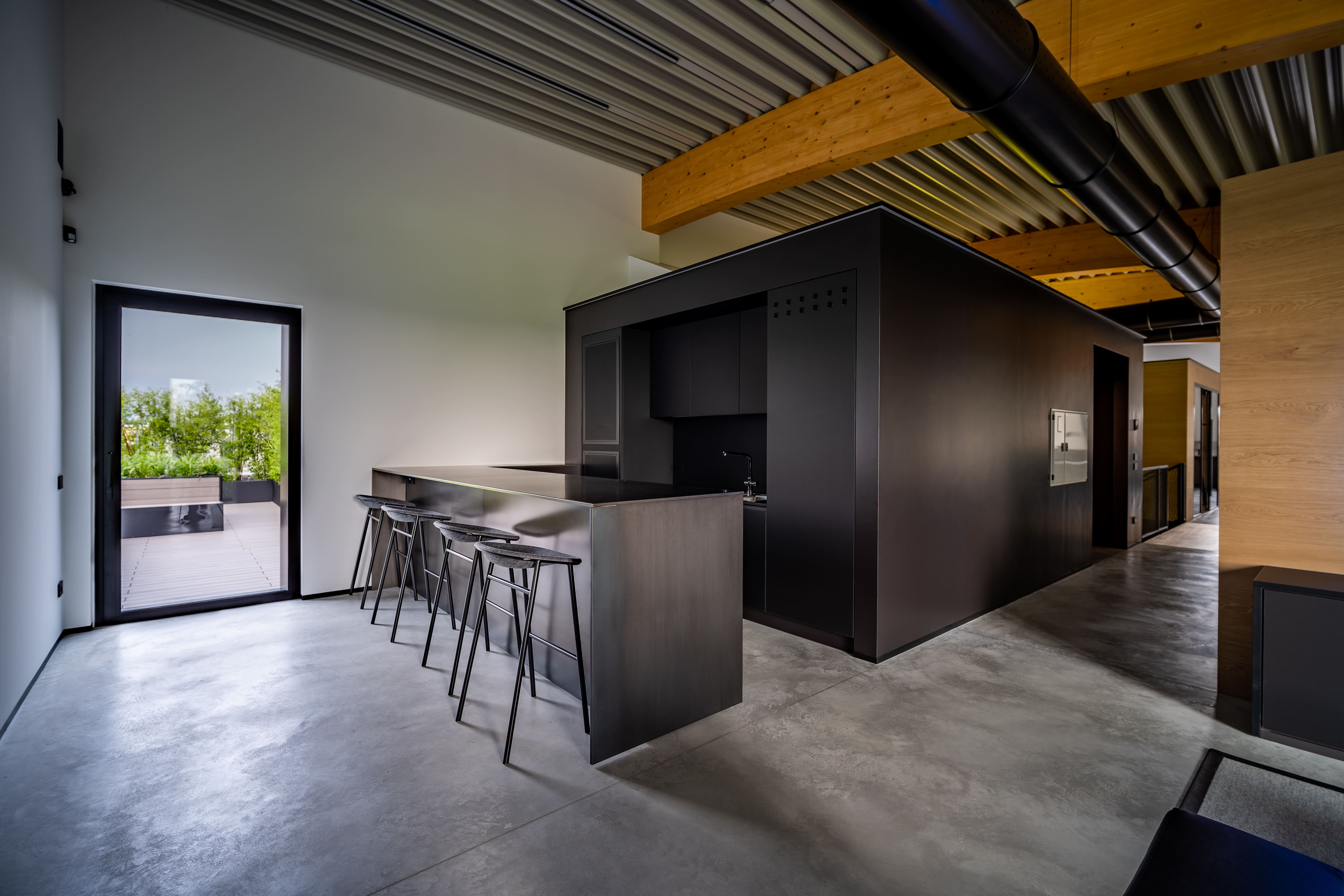 Skyconcrete® Indoor , pavimento effetto nuvolato basso spessore finitura light gray. Enne Sport, Treviso. Progetto: Studio Bonora & Associati. 07