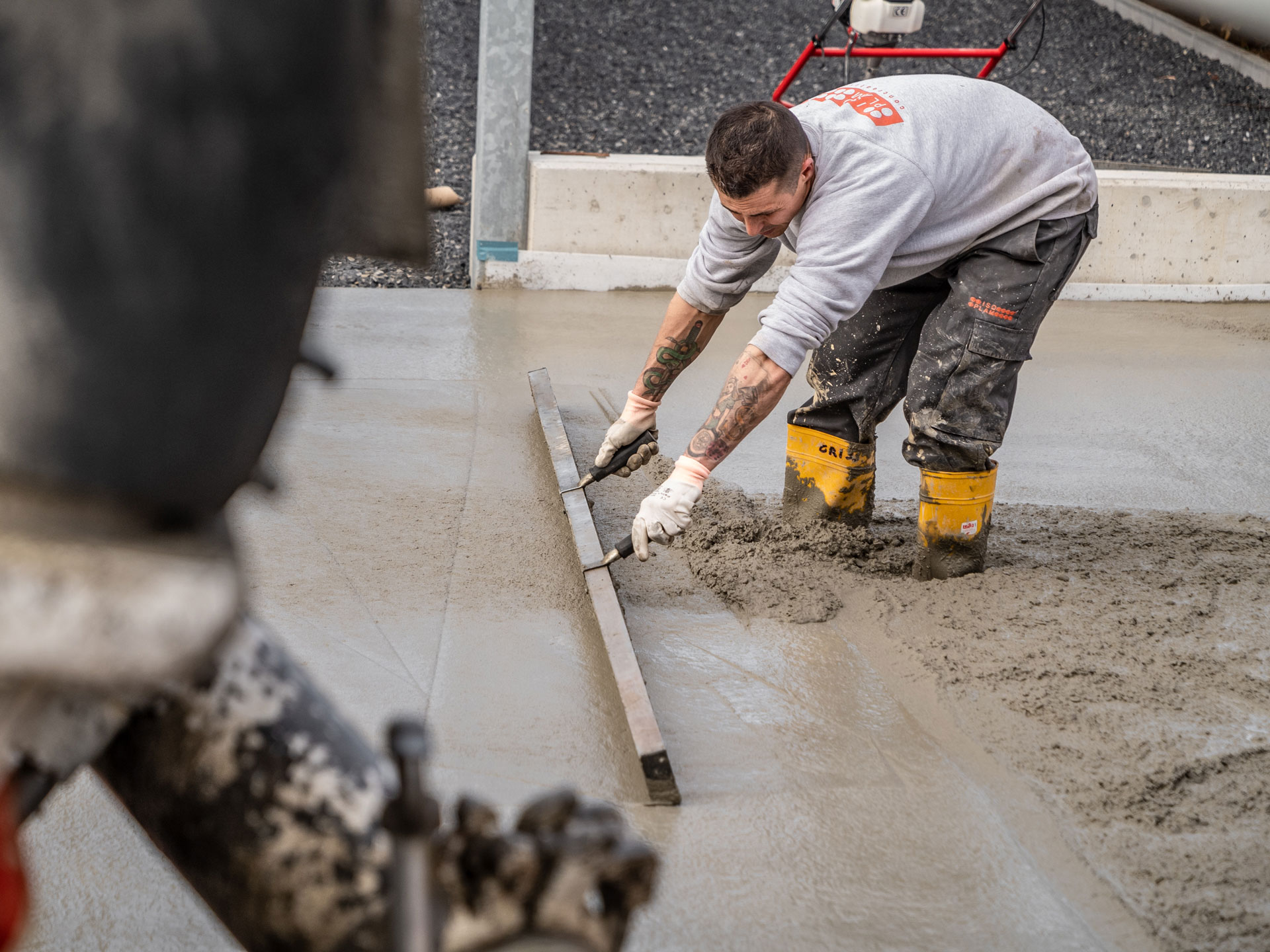 volgens winkel ijzer aluminium liniaal om het beton te trekken