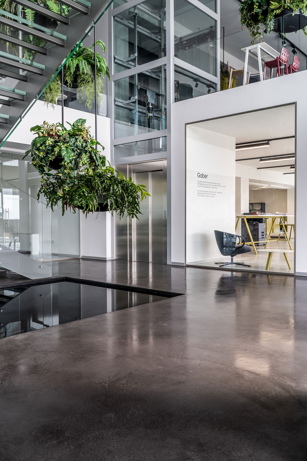 ingresso ditta con pavimento Skyconcrete Indoor Gaber Caerano