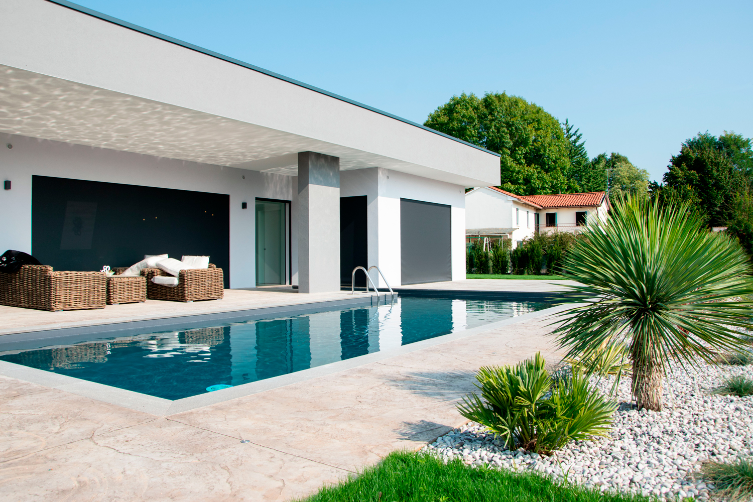 Cemento stampato Isoplam bordo piscina effetto roccia naturale