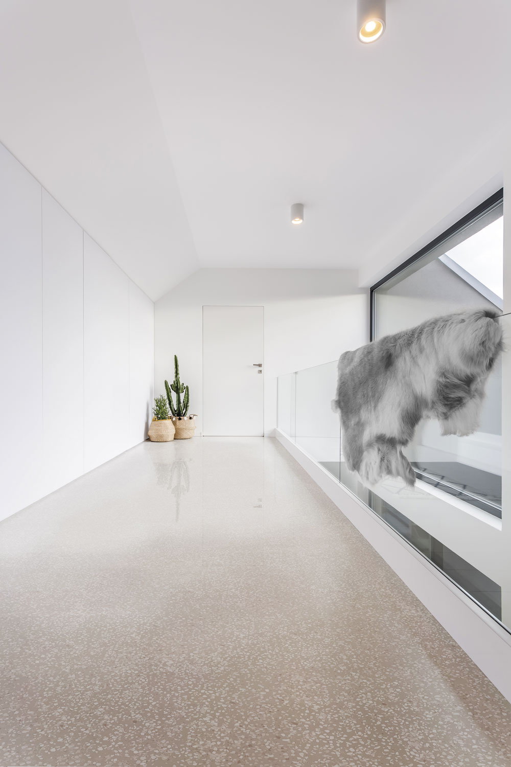 pavimento Terrazzo Overlay graniglia Botticino mix White e Plam Color Marrone