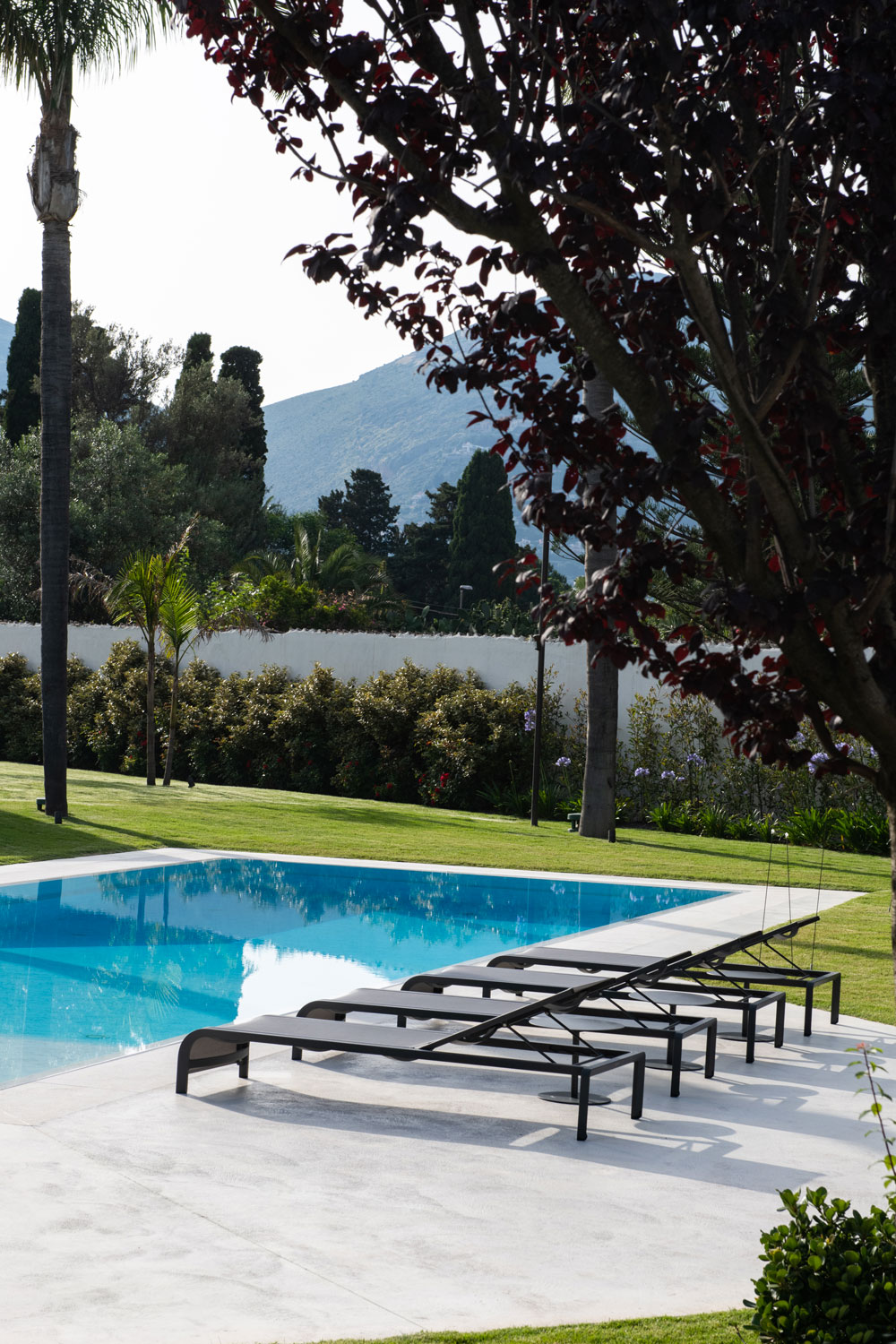 Skyconcrete Outdoor, pavimento materico basso spessore per esterni, finitura white. Bordo piscina antiscivolo, progetto Arch Luigi Smecca. Palermo (PA)