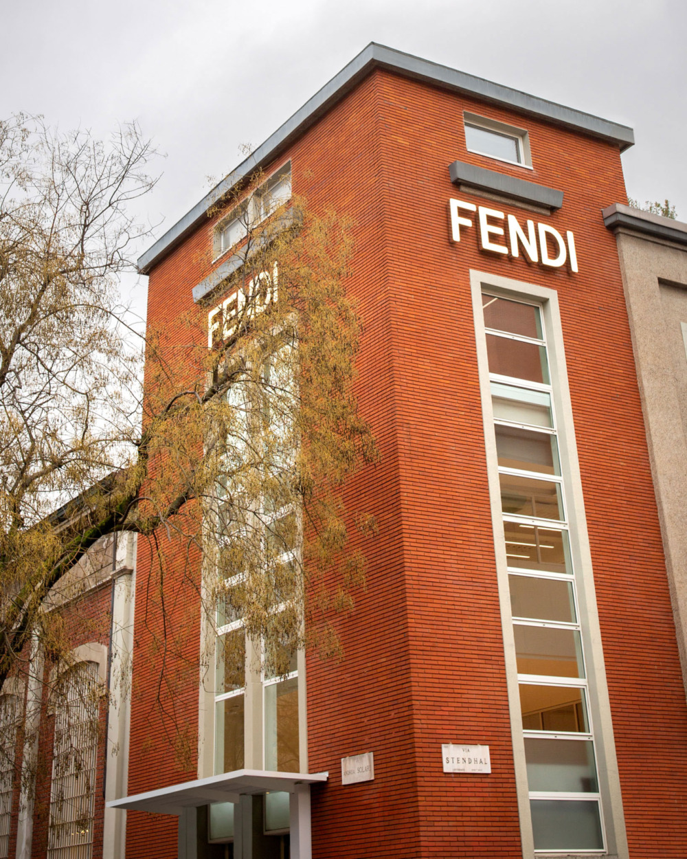 pavimento nuvolato basso spessore skyconcrete isoplam esterno edificio fendi milano