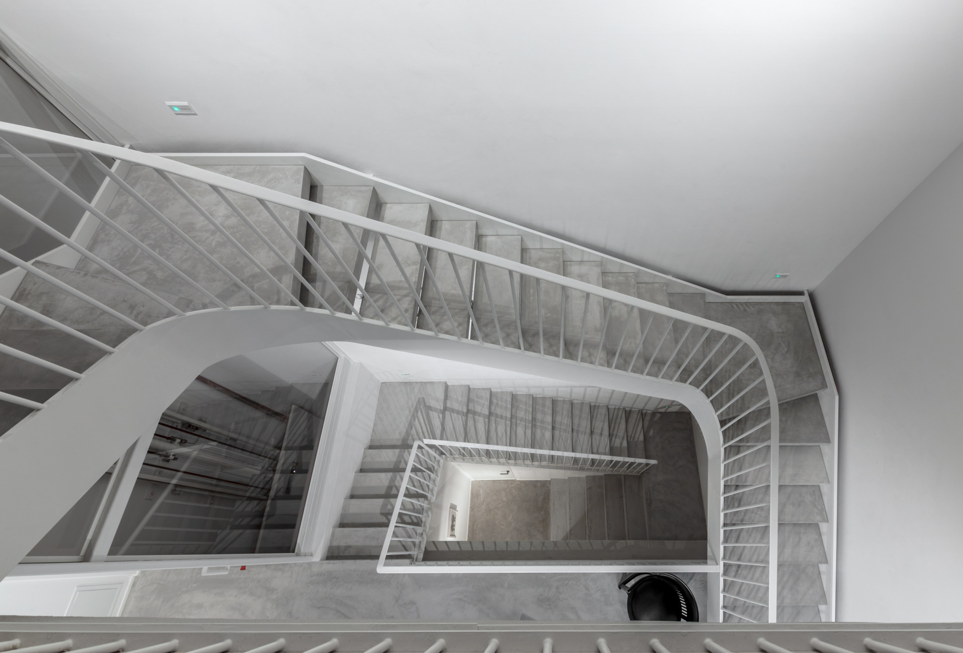 Scale in cemento resina Microverlay finitura Taupe – Fondazione Elpis Milano