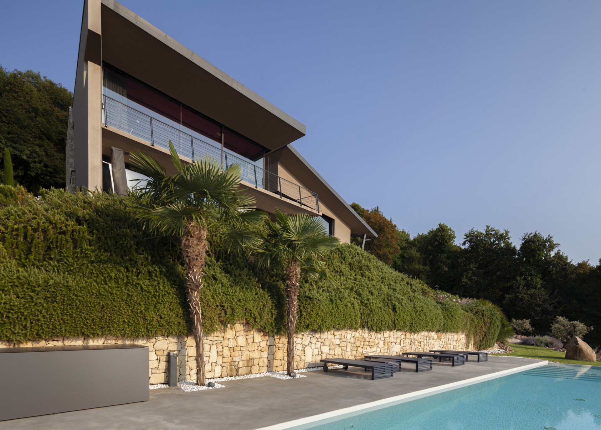 Pavimentazione bordo piscina in microcemento Micro Compact Isoplam – Villa Torri del Benaco Lago di Garda