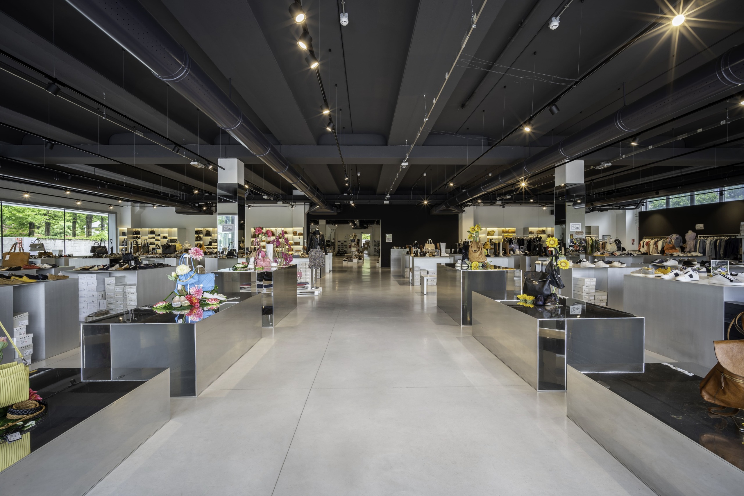 Pavimento in cemento nuvolato Deco Nuvolato Isoplam per negozio di calzature