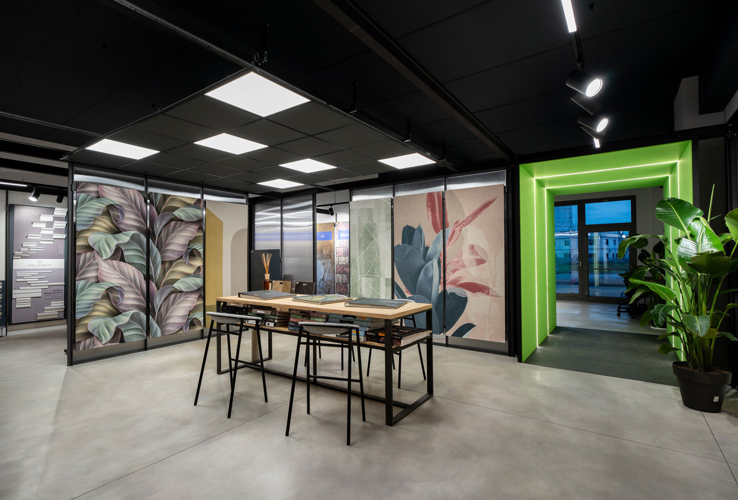 Pavimento in cemento nuvolato Deco Nuvolato Isoplam Mineral Gray showroom Promosport San Michele al Tagliamento.