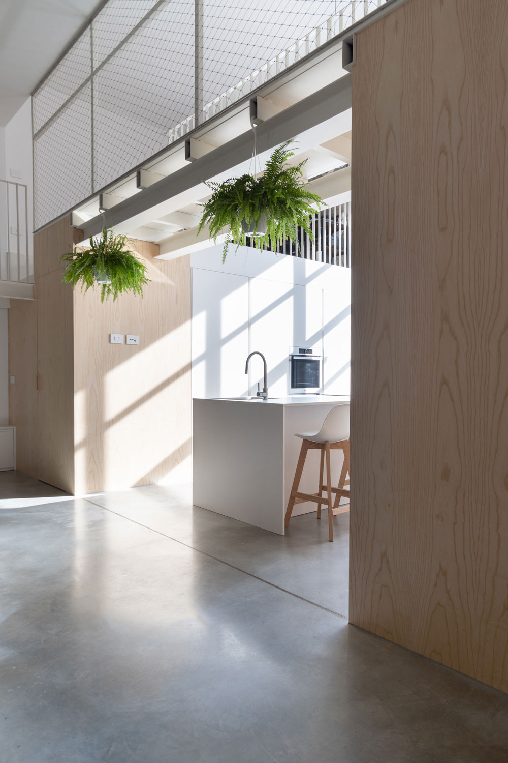 Pavimento in cemento nuvolato Deco Nuvolato Isoplam Medium Gray opaco, Cesena 2024, progetto Piraccini+Potente Architettura.