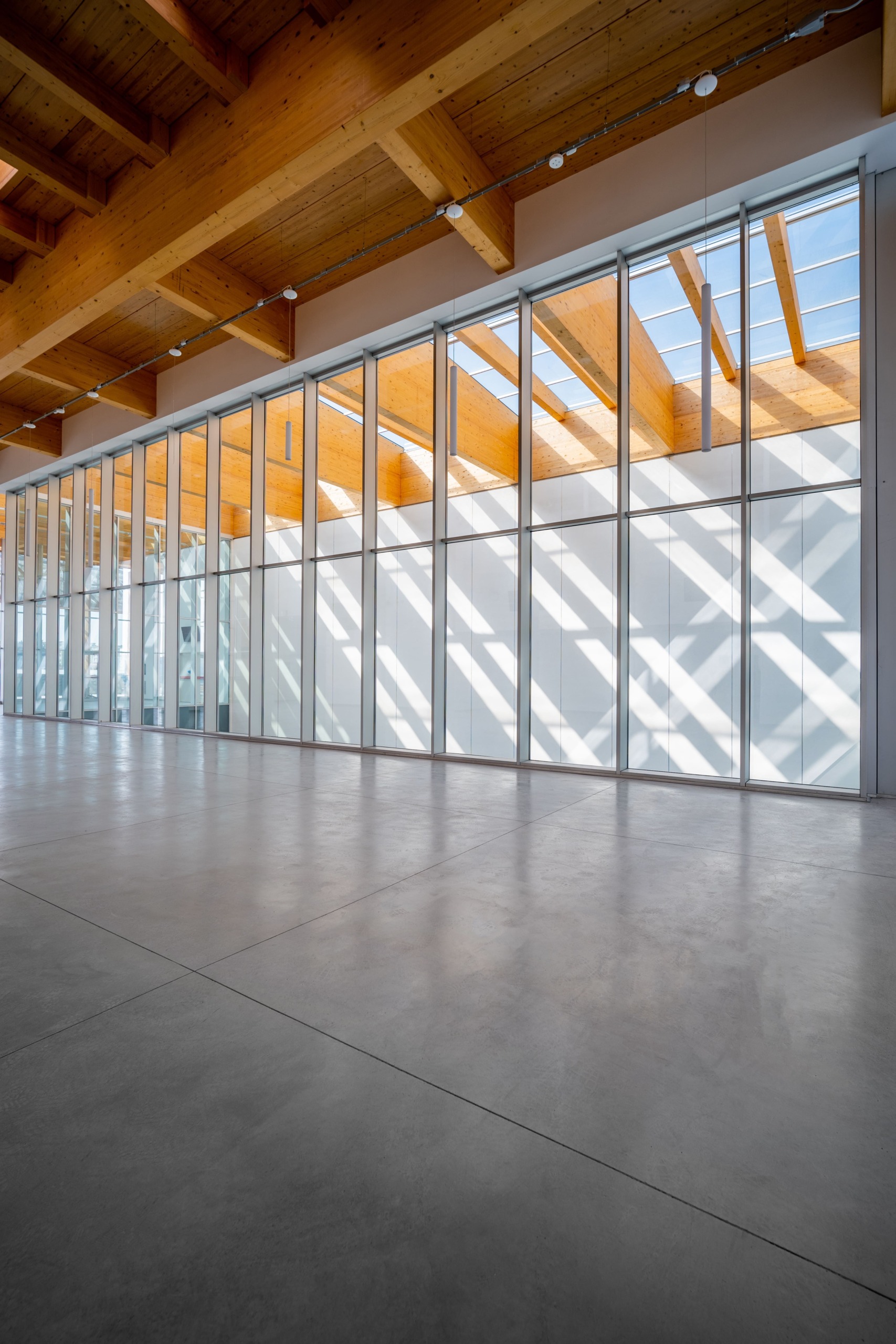 Pavimento in cemento nuvolato Deco Nuvolato Isoplam Light Gray – Fiera di Padova, progetto Kengo Kuma