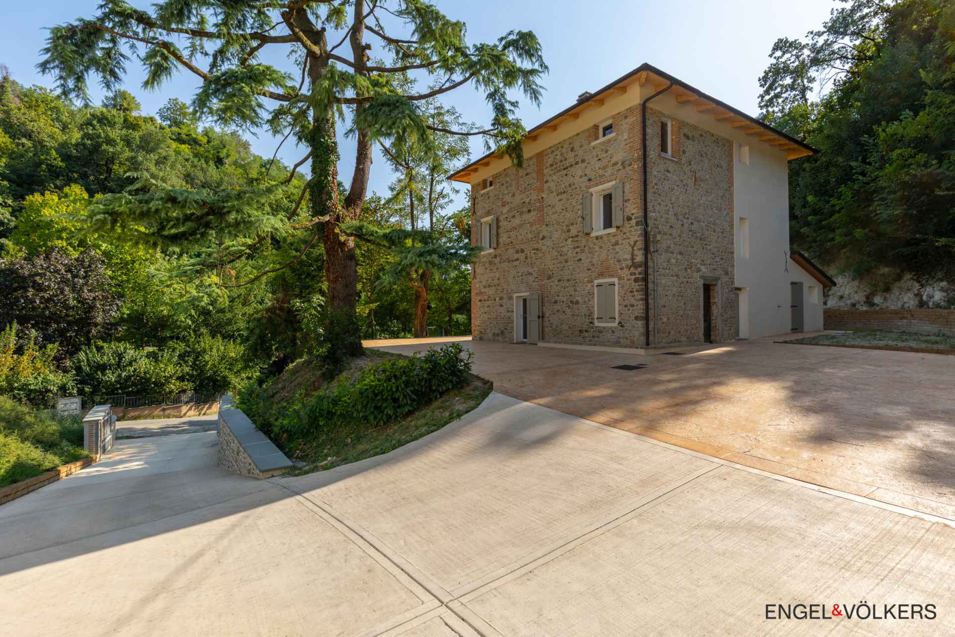 Rampa in cemento Pavilux Isoplam pettinato antiscivolo – Abitazione privata Valsamoggia