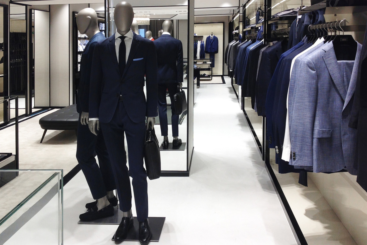 Pavimento in microcemento Microverlay Isoplam Taupe opaco – Store Hugo Boss Firenze