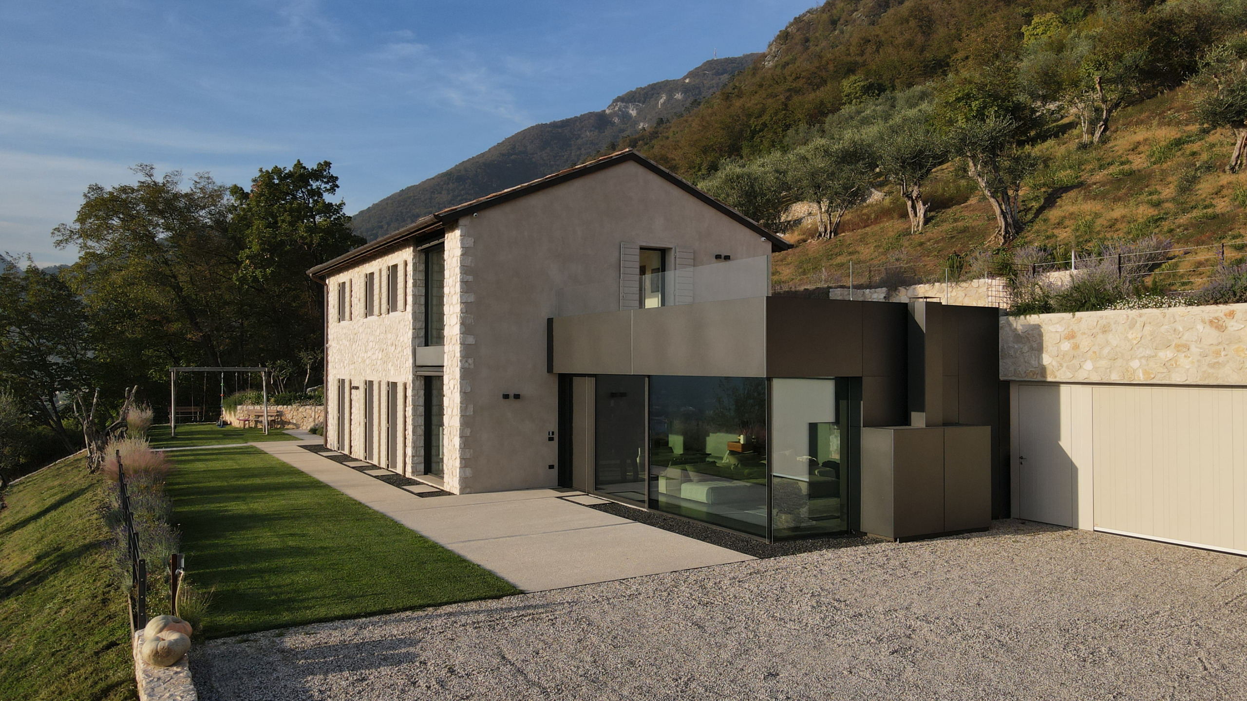 Prospettiva laterale villa privata con pavimentazione ghiaino lavato Pove del Grappa Vicenza.