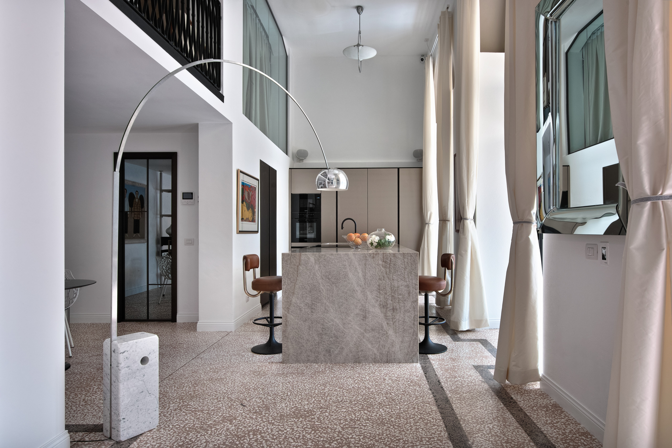 Pavimento Maxiveneziana Terrazzoverlay XL Isoplam colore Duna con marmo Verona e Nero Ebano, villa privata Moltrasio Como.