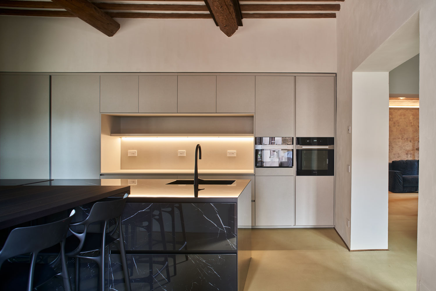 Microverlay cemento resina colore nocciola finitura opaca. Pavimento cucina abitazione storica privata, Piancastagnaio (SI)