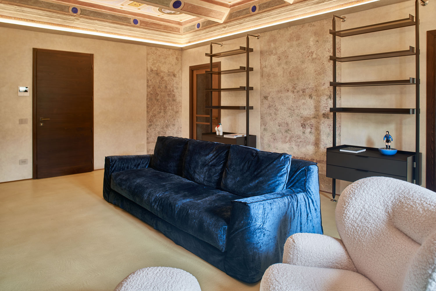 Living contemporaneo con pavimento in microcemento Microverlay Isoplam, Piancastagnaio.