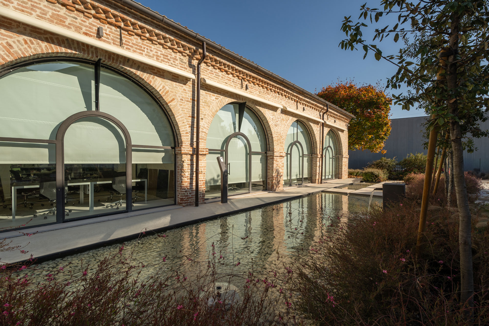 Pavimento in cemento Pavilux Macrodur per spazi esterni aziendali e aree di rappresentanza