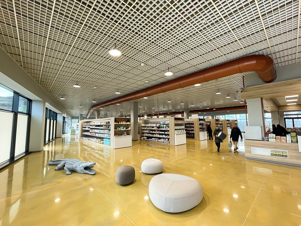 Pavimento in pastina Pavilux Sablée Isoplam a basso spessore per negozio Ciam Pet Store Ascoli Piceno.