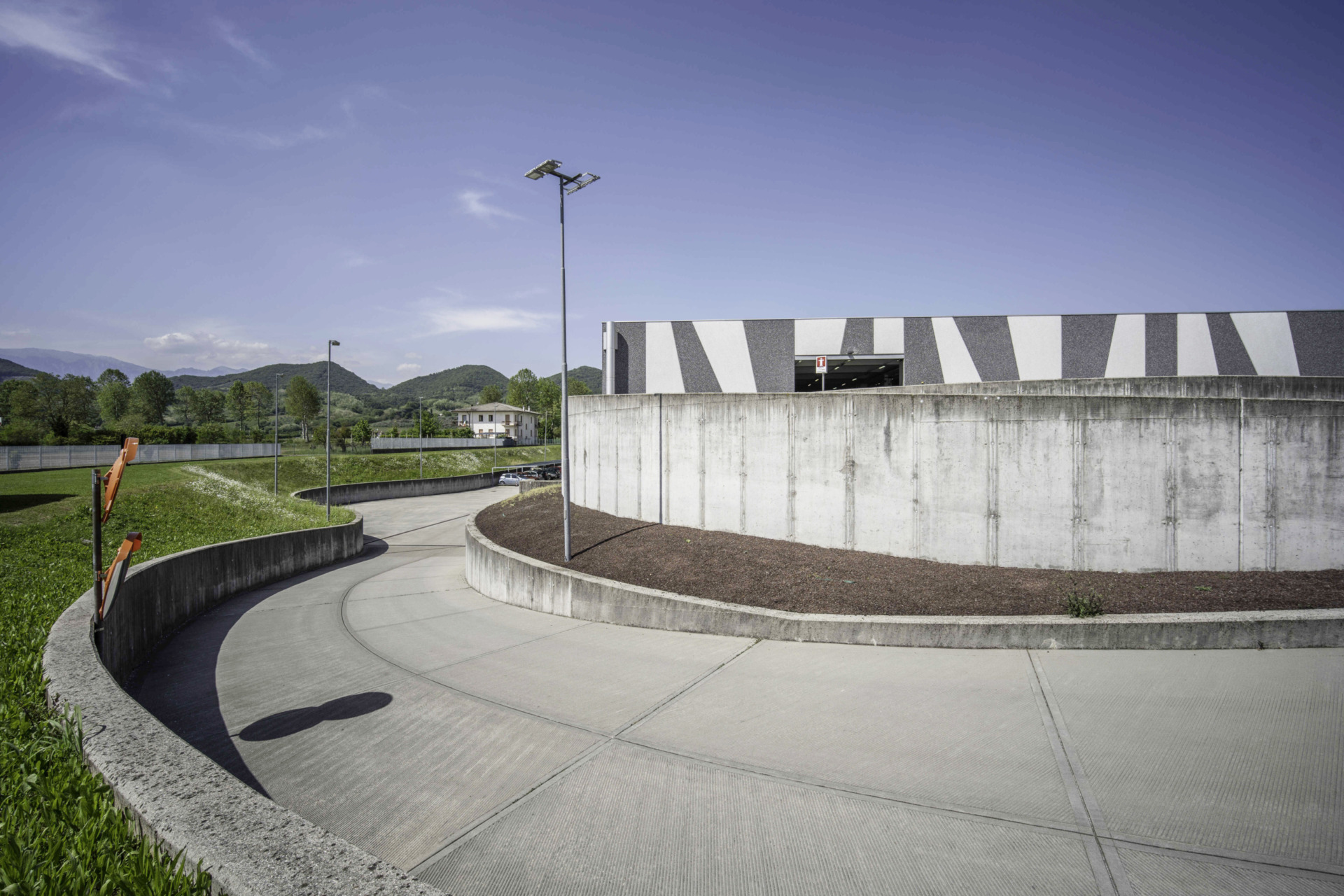 Rampa in cemento Pavilux Isoplam finitura spina di pesce – SIDI Maser