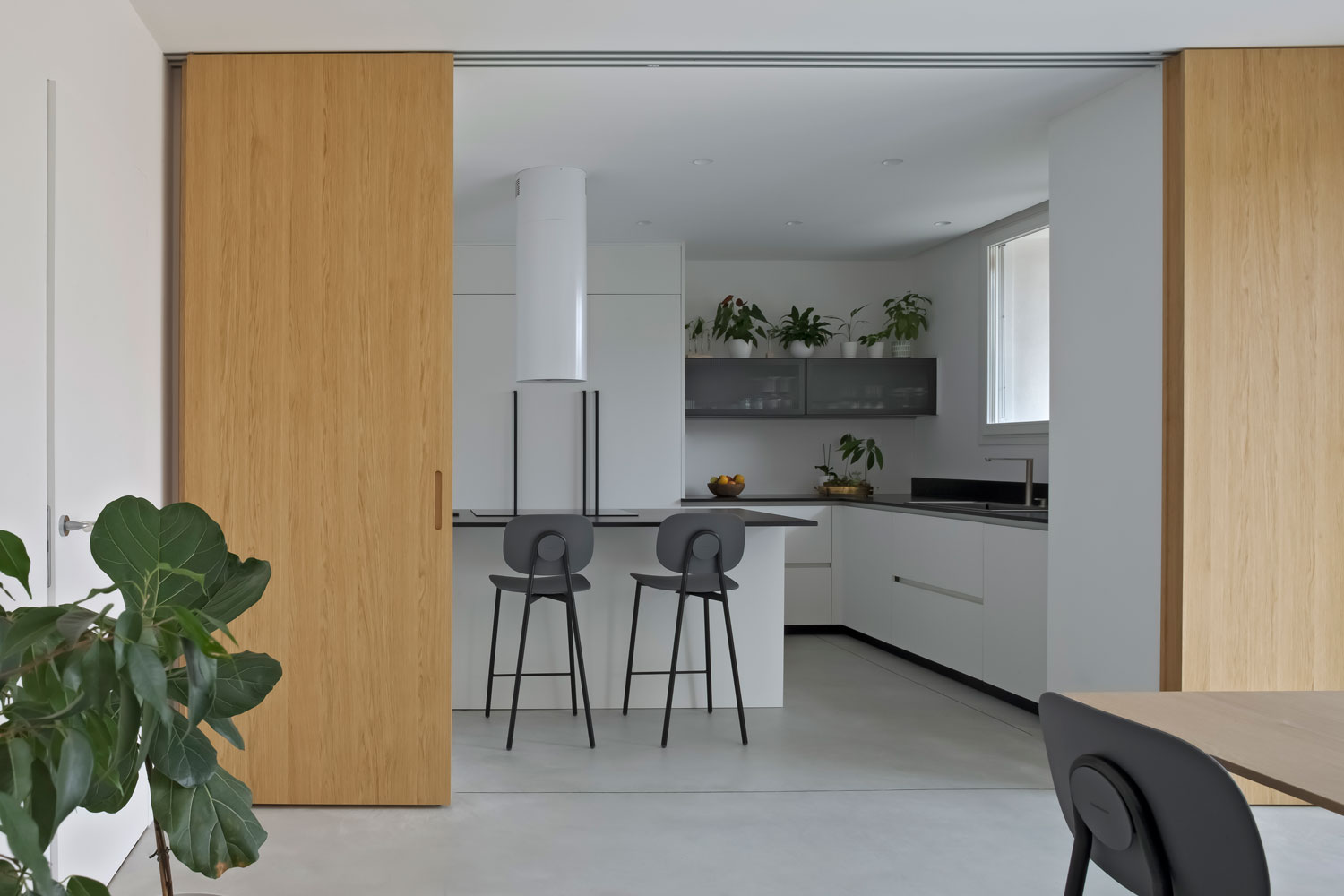 Pavimento cucina cemento nuvolato Isoplam Mineral Gray opaco, progetto Studio MACH, foto Alessandra Bello.