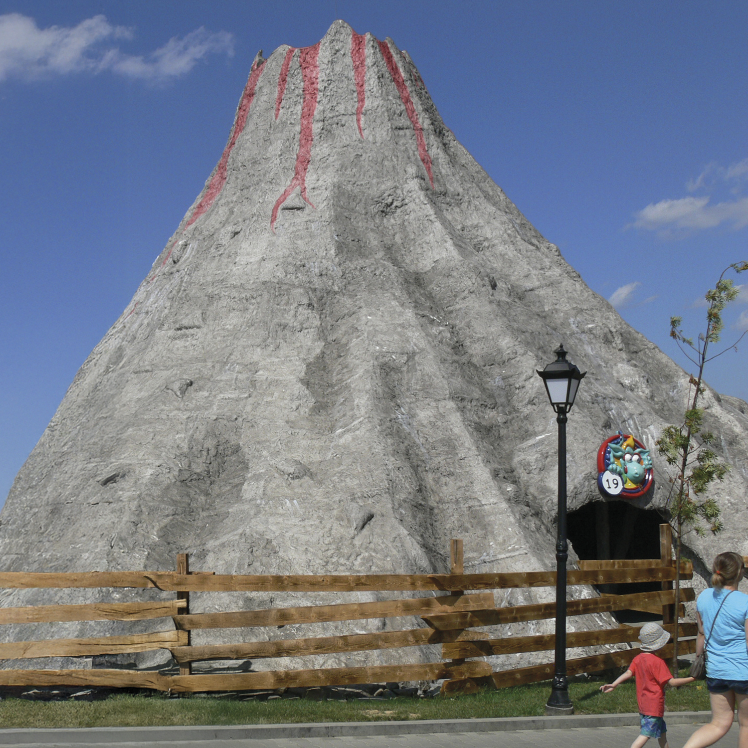 finto vulcano scenografico Plam Rock per parchi divertimento