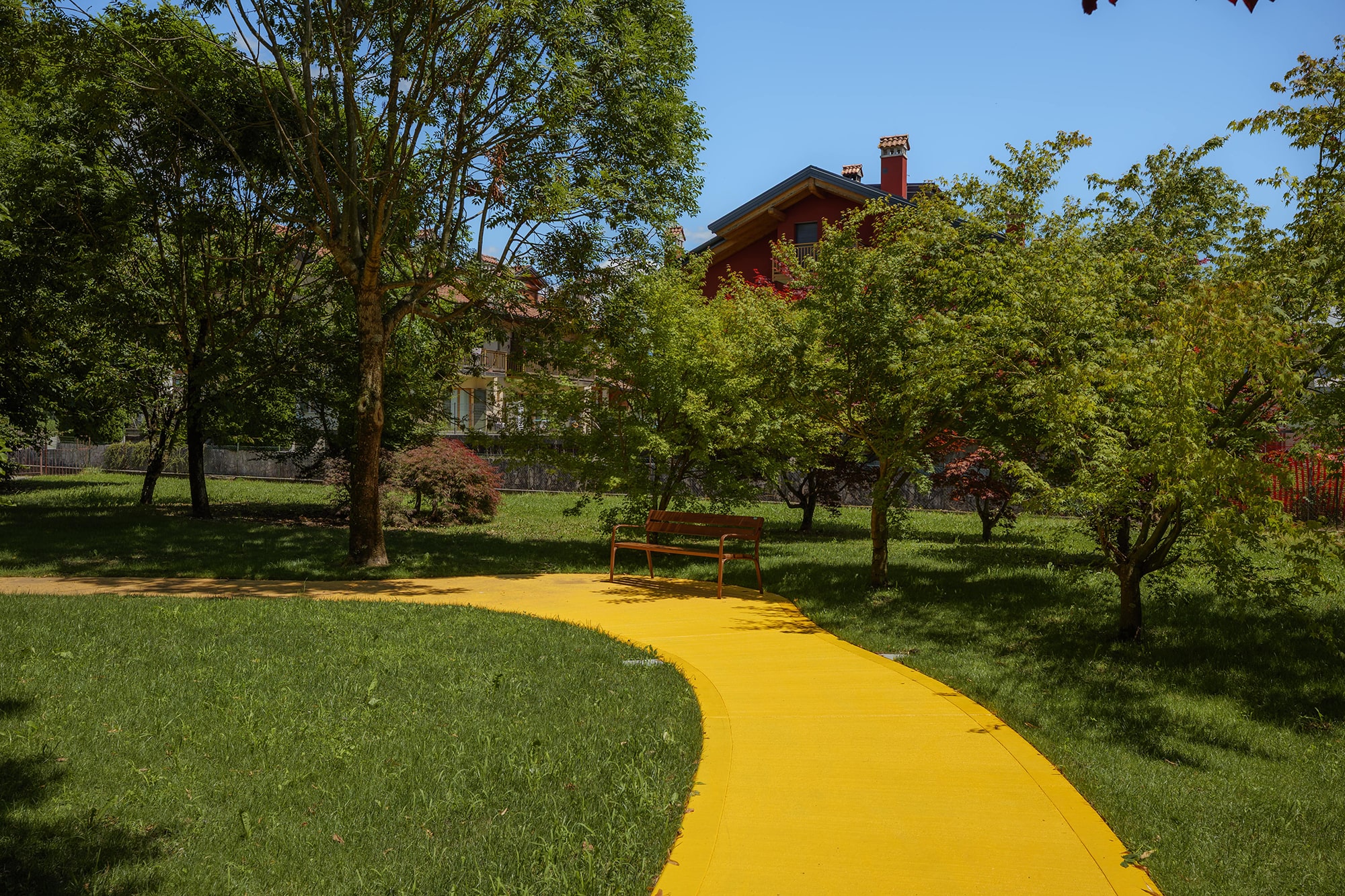 Percorso pedonale antiscivolo in calcestruzzo resinato Plam Sealing Color Isoplam a Limana.