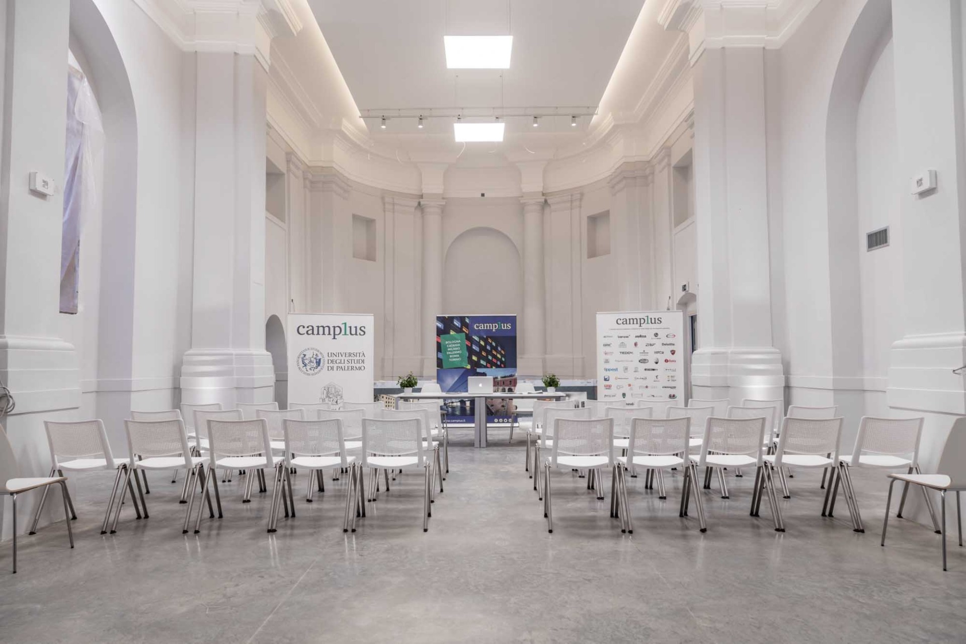 Pavimento in microcemento Microverlay Isoplam – Sala convegni Camplus Palermo