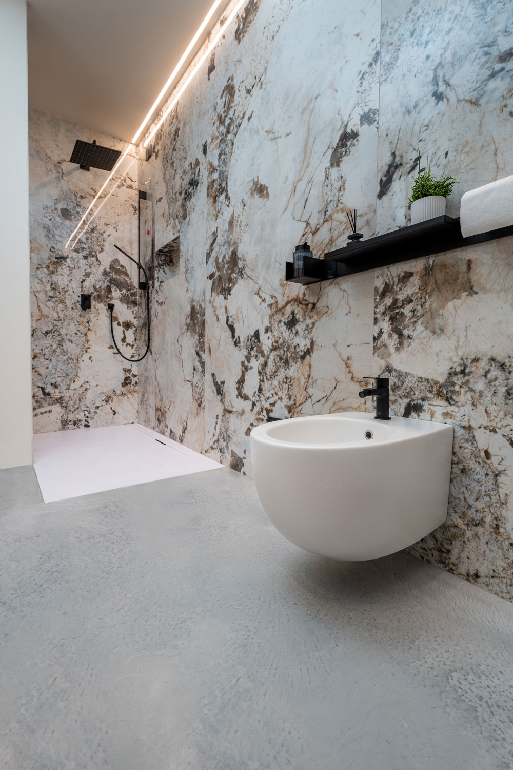 Pavimento Skyconcrete Indoor Isoplam a basso spessore effetto levigato grigio chiaro per villa privata a Treviso, progetto architetto Lisa Corte.