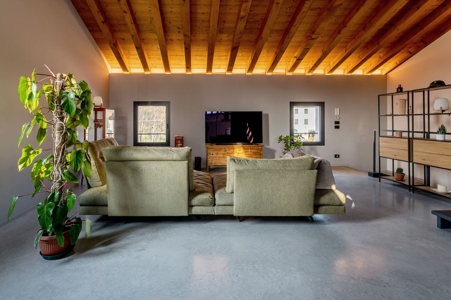 Living moderno con pavimento continuo Skyconcrete Indoor Isoplam, progetto Treviso.