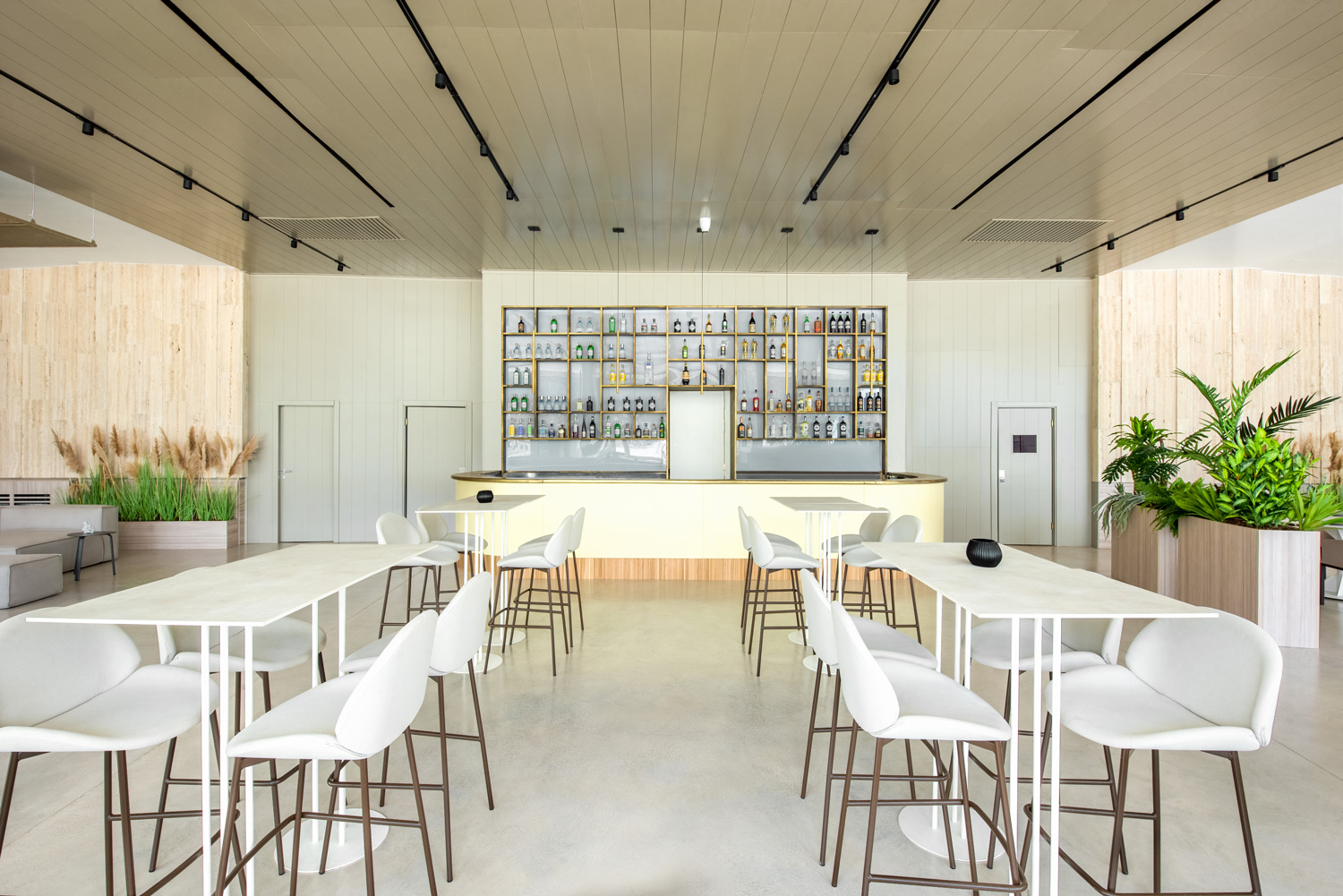 Pavimento effetto nuvolato Skyconcrete Indoor Isoplam finitura Tortora, Sirenetta Restaurant Mondello, progetto arch. Luigi Smecca.