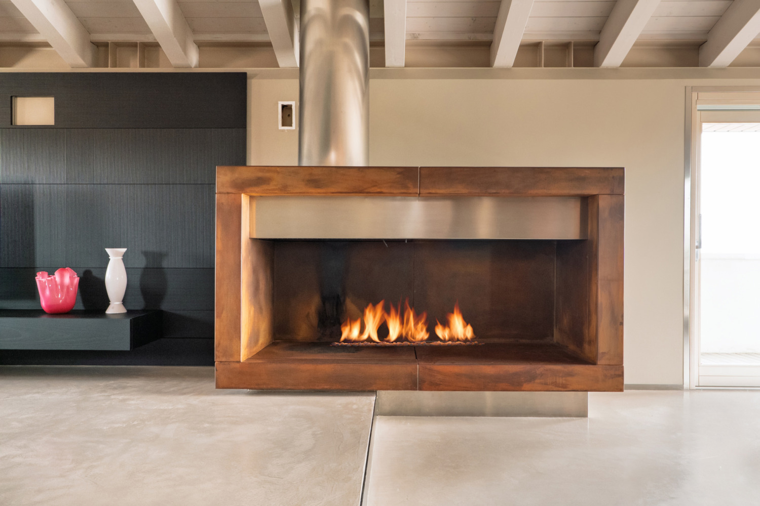 Caminetto con rivestimento decorativo Oxydecor Rust Isoplam effetto ruggine.