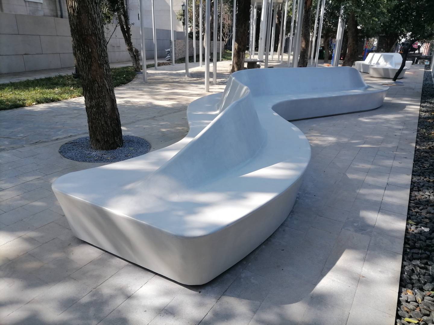 Panchina in Microverlay Isoplam forma organica – Arredo urbano quartiere storico