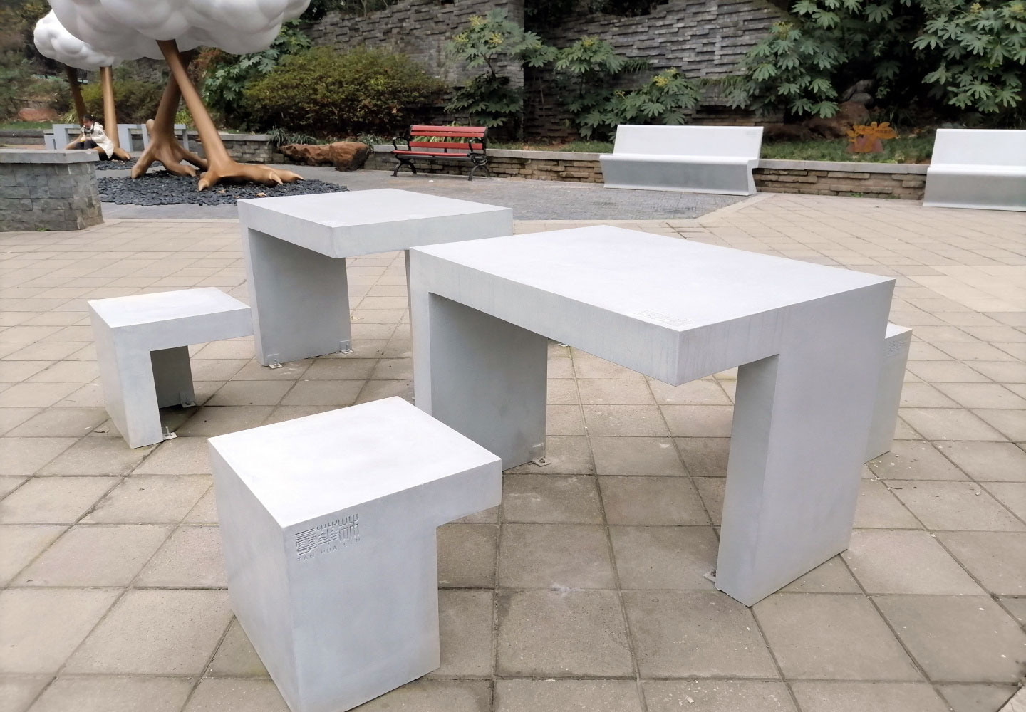 Tavolini e sedute in Microverlay Isoplam forma squadrata – Arredo urbano quartiere storico