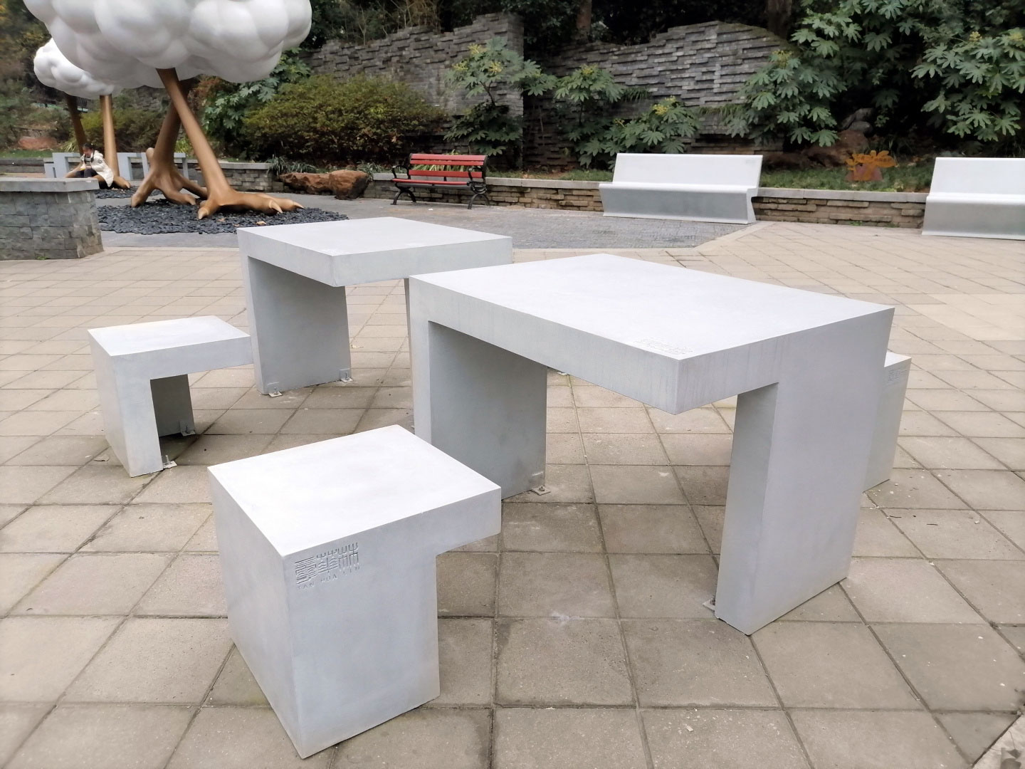 Tavolini e sedute in Microverlay Isoplam forma squadrata – Arredo urbano quartiere storico