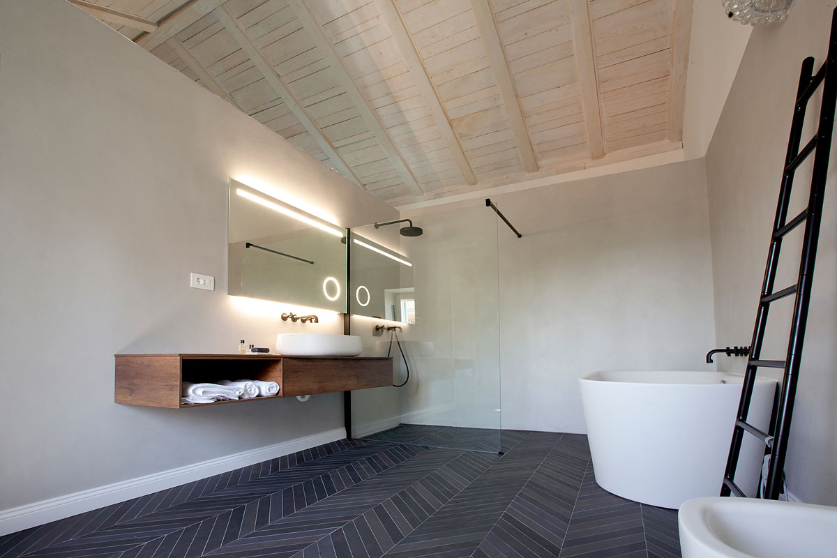Parete idrorepellente in Microverlay Isoplam per bagno elegante e contemporaneo.