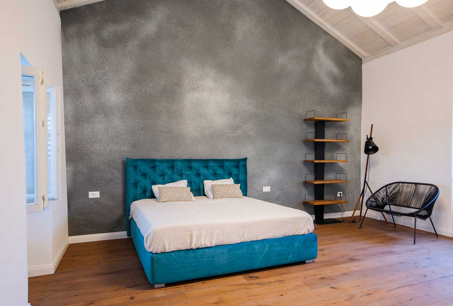 Parete decorativa in Oxydecor Zinc Isoplam per camera da letto elegante e contemporanea.