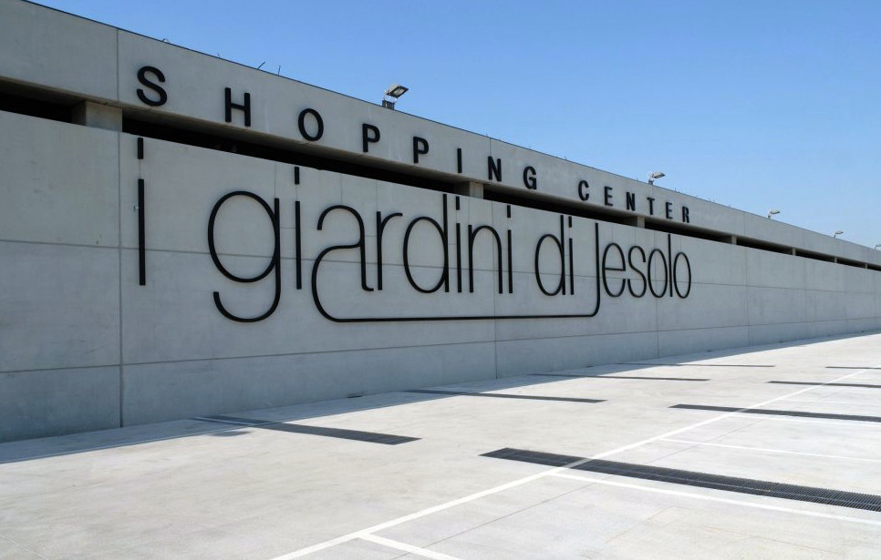 Pavimentazione parcheggio esterno Pavilux Isoplam – Shopping Center I Giardini di Jesolo