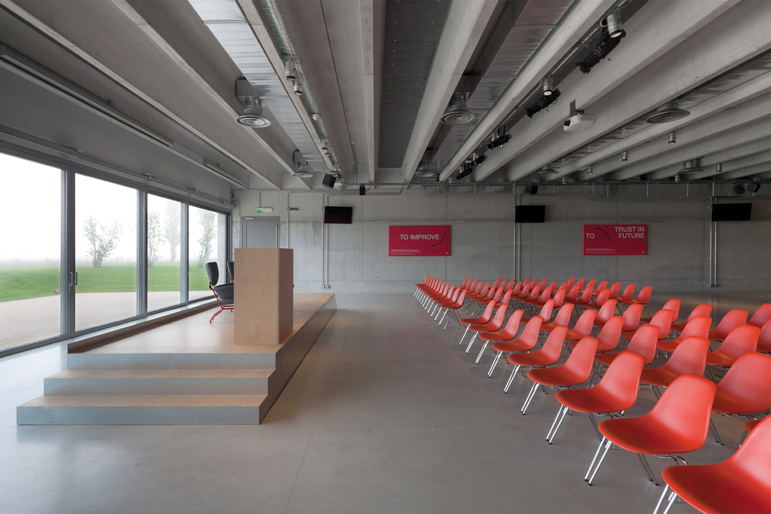 Pavimento continuo Deco Nuvolato Isoplam – Sala conferenze H-Farm Roncade