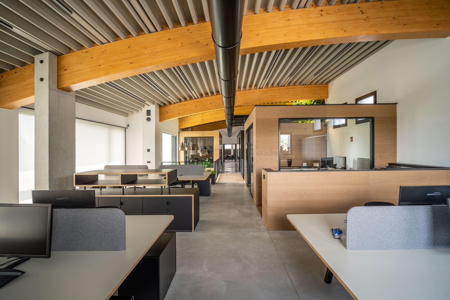 Skysense, pavimento leggermente nuvolato basso spessore finitura light gray. Enne Sport, Treviso. Progetto: Studio Bonora & Associati