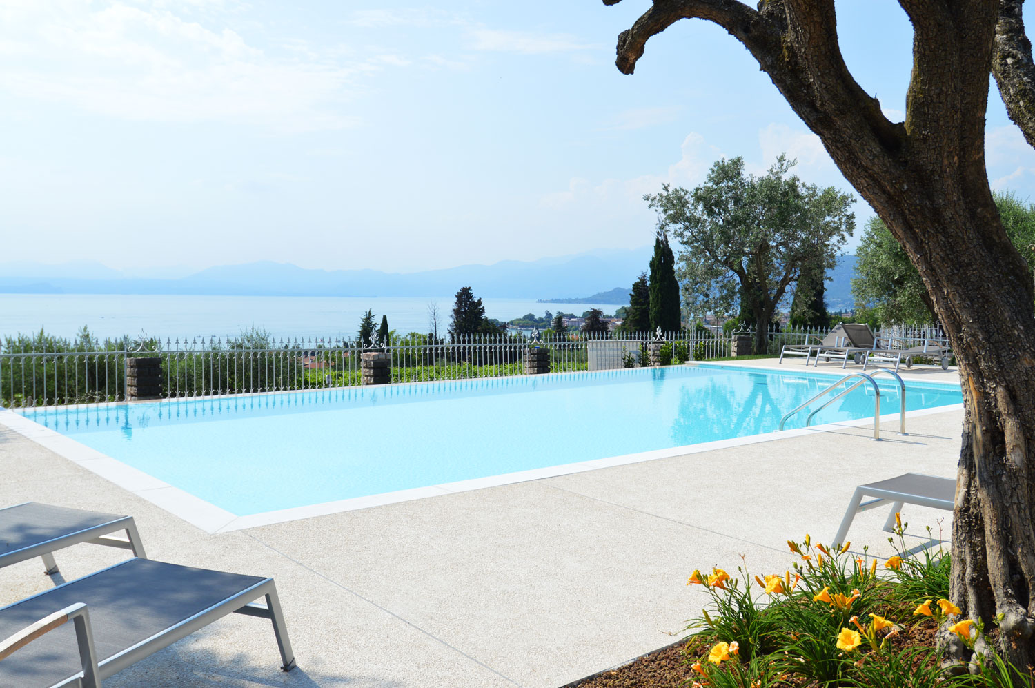 Pavimentazione antiscivolo per piscina ItalianTerrazzo Isoplam – Villa Bardolino Verona