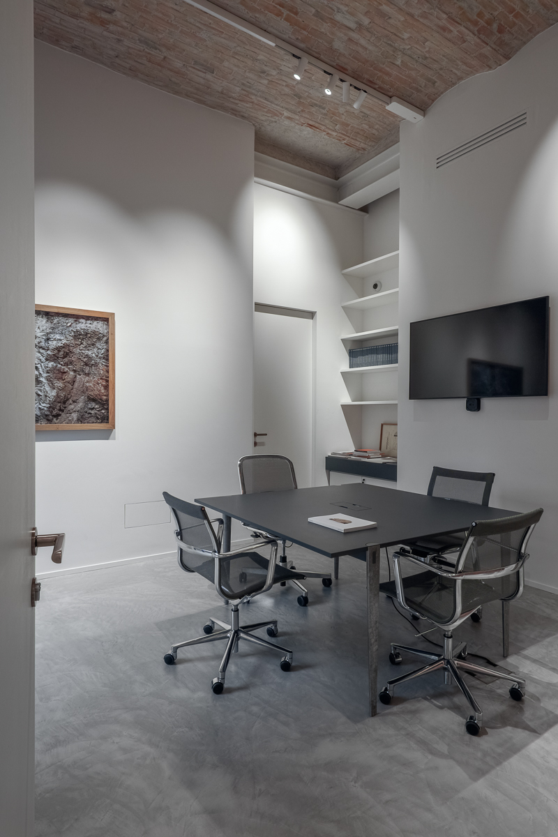 Micro Flat pavimento cemento resina taupe Fondazione Elpis Milano uffici