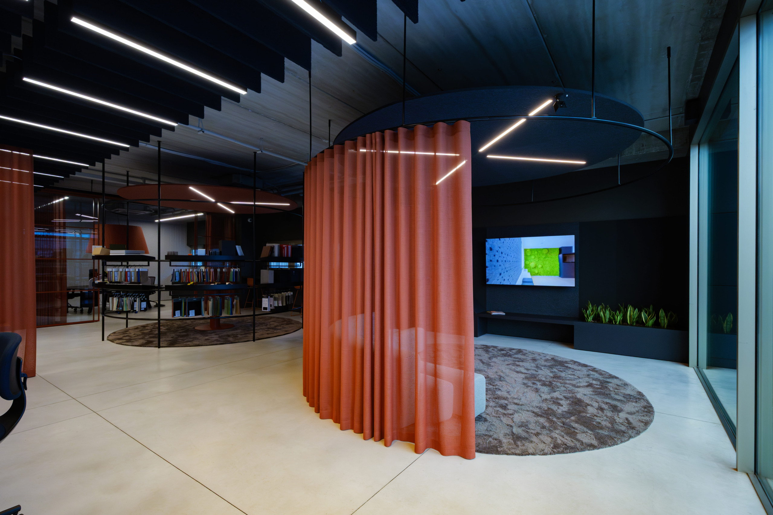 Pavimento in cemento lisciato Deco Nuvolato Isoplam per area campionaria Durante Ufficio Maser (TV)