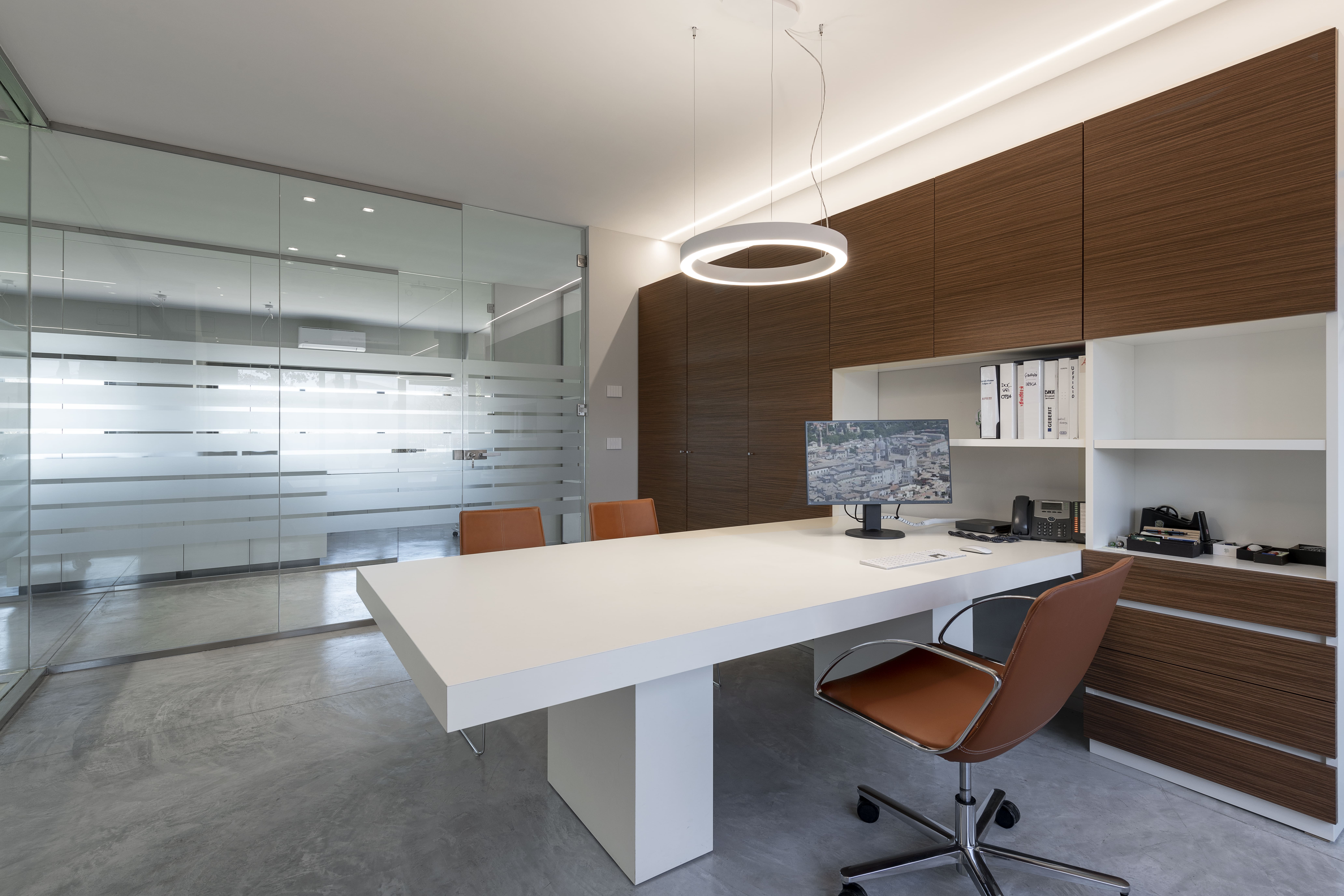 Deco Nuvolato Isoplam pavimento cemento effetto nuvolato per ufficio Centrale Metano Foligno progetto Arc Scannavicci Foto Luca Petrucci